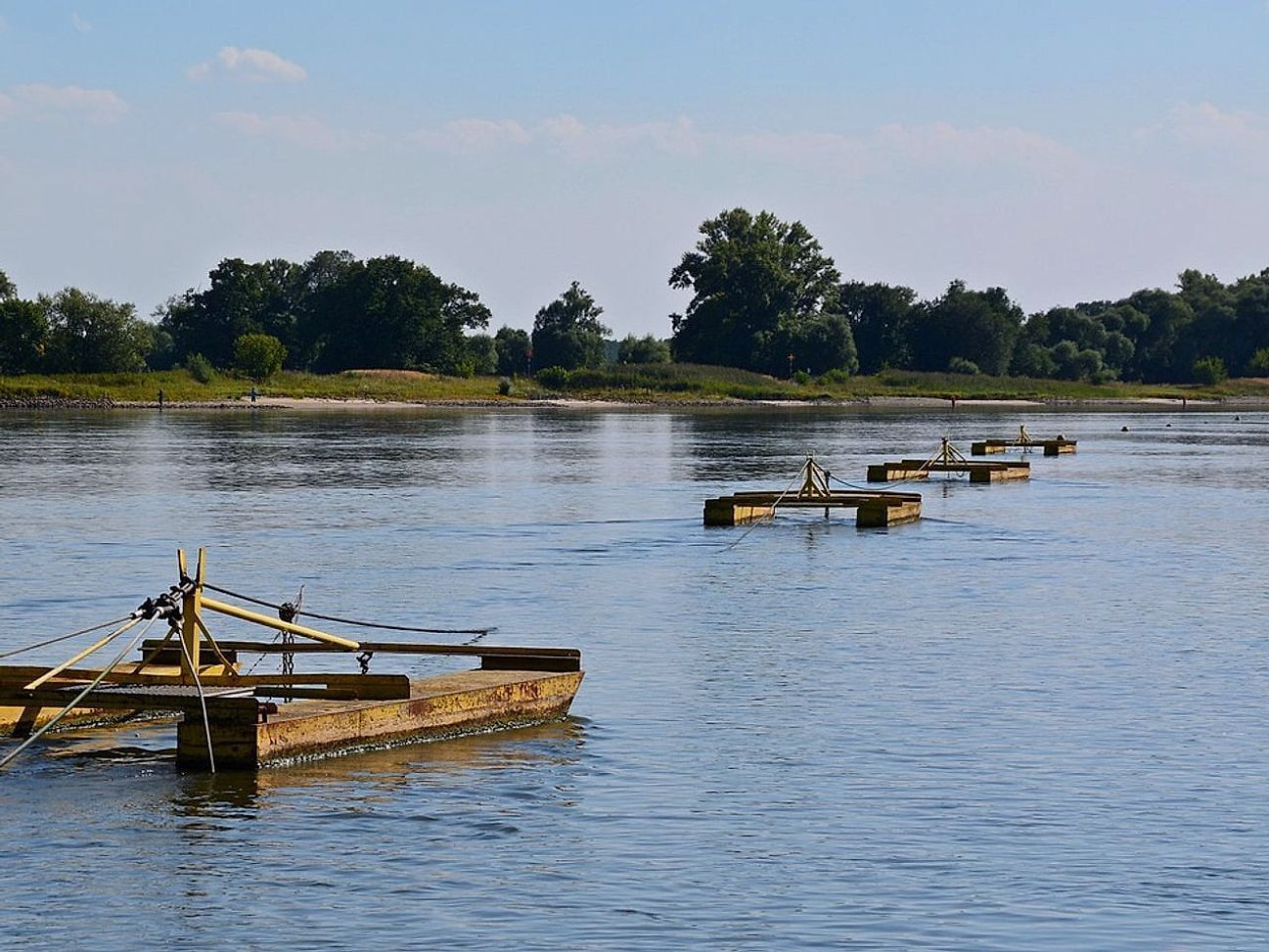 Rio atravessando garganta rochosa estreita